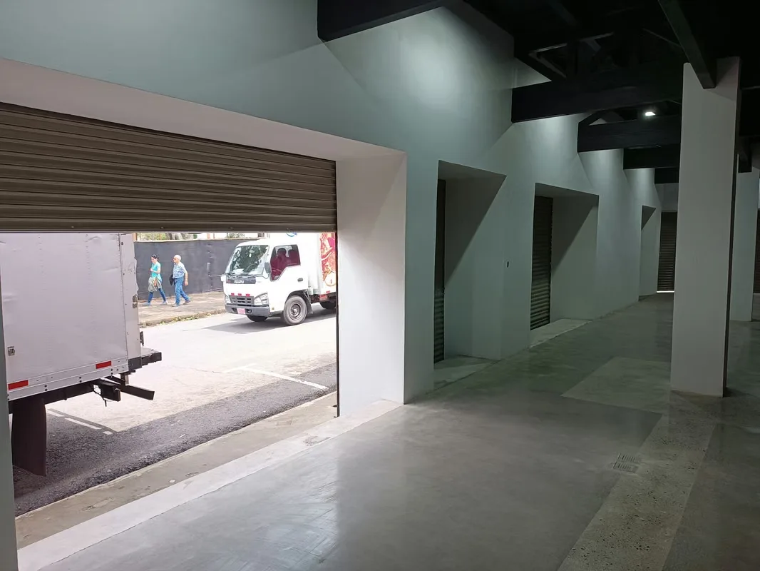 I rent large local esquinero in Barva center, in front of the central park. — photo 4