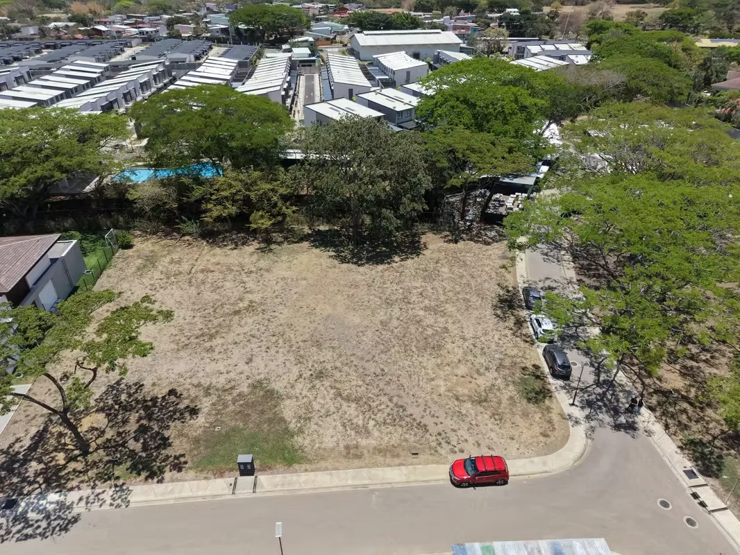 Lot for sale in Santa Ana. Corner lot in Latitud Lindora condominium.