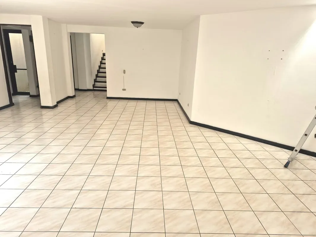 Living room, dining room, kitchen, battery room, service room, 2 parking spaces, terrace, visit bathroom, cellar, TV room, 3 bedrooms, 2 bathrooms.