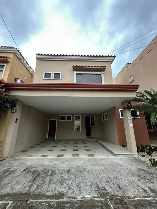 SE VENDE CASA DE DOS PLANTAS en Condominio en Santa Ana Centro