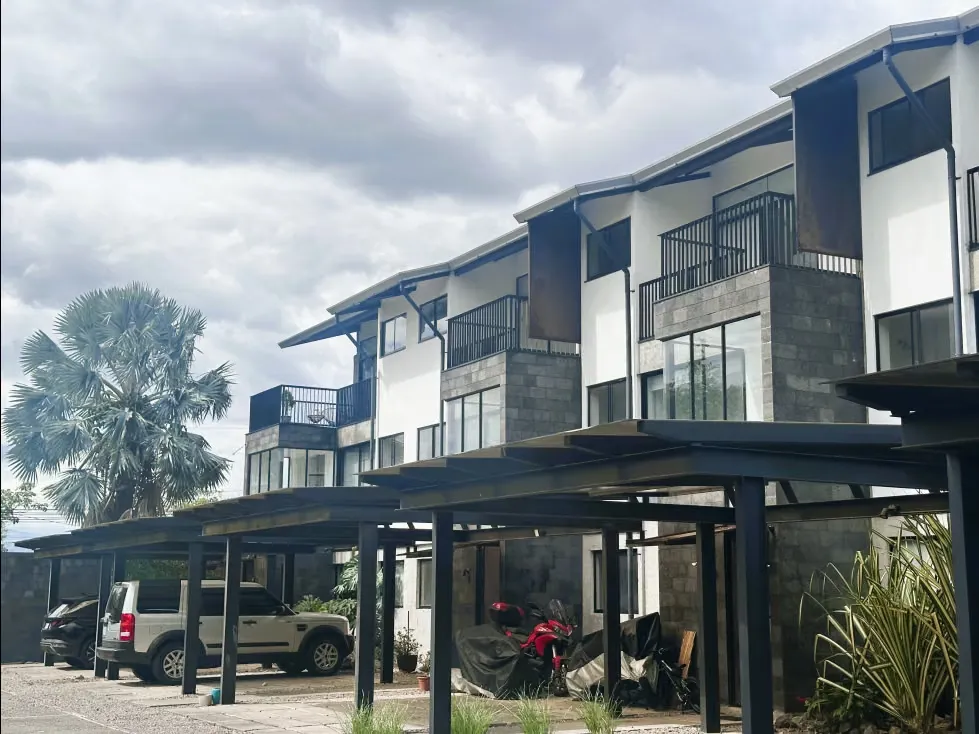Townhouse de 3 Niveles en Condominio 5loft, Santa Ana – Privacidad y Confort