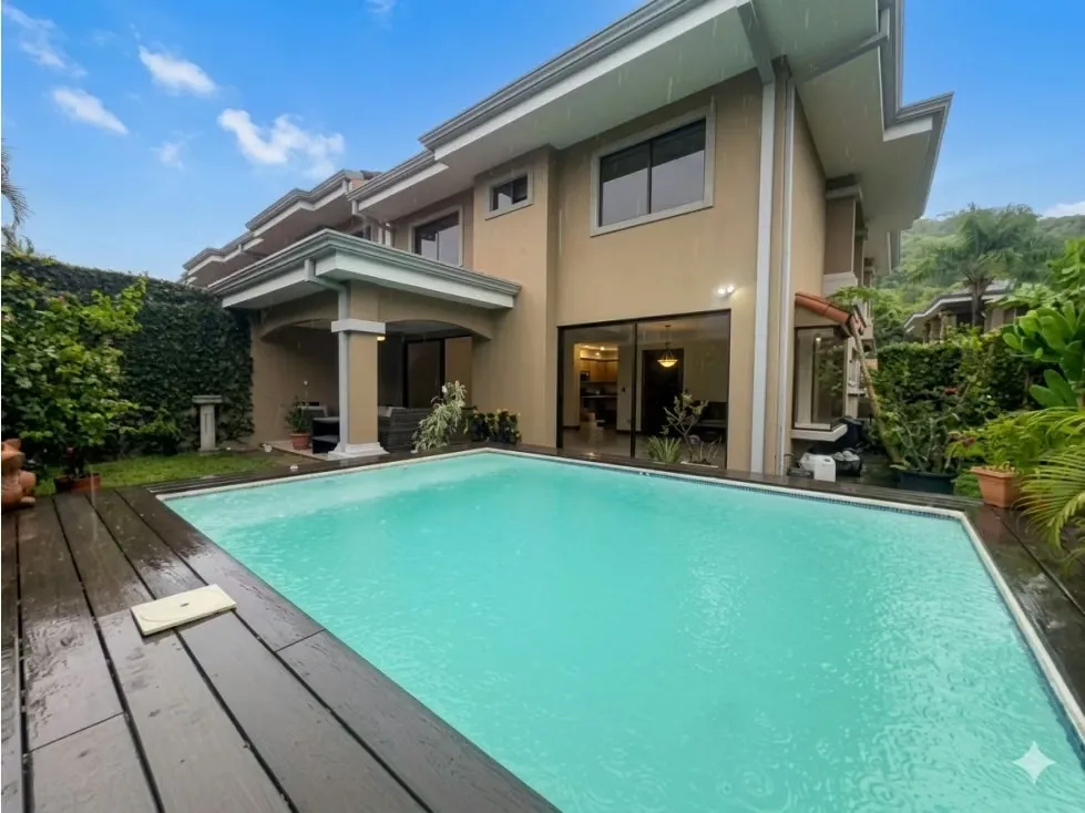 Hermosa casa en un condominio muy familiar en Santa Ana! Esta propiedad cuenta con acabados de alta calidad y ofrece una experiencia de vida cómoda y segura para tu familia.