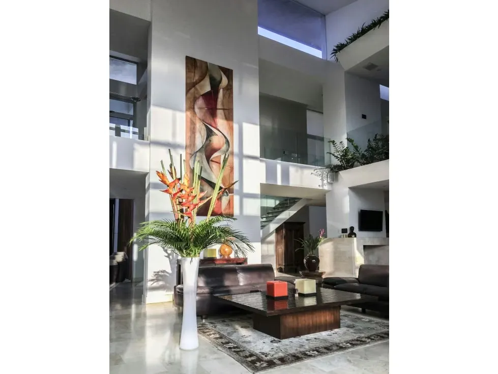 Casa contemporanea con hermosos acabados, techos altos, luz natural, ventilacion y piscina propia.