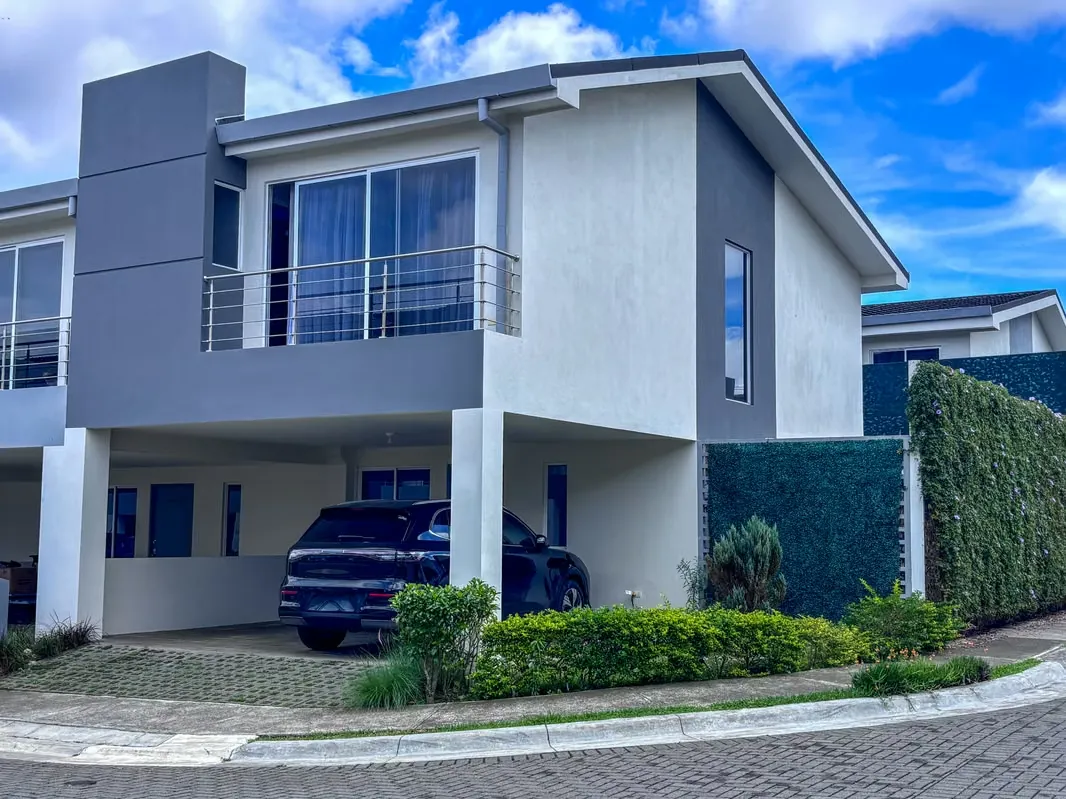 Se Vende En Sabanilla Casa Esquinera en Condominio Privado – 3 Habitaciones con Patio