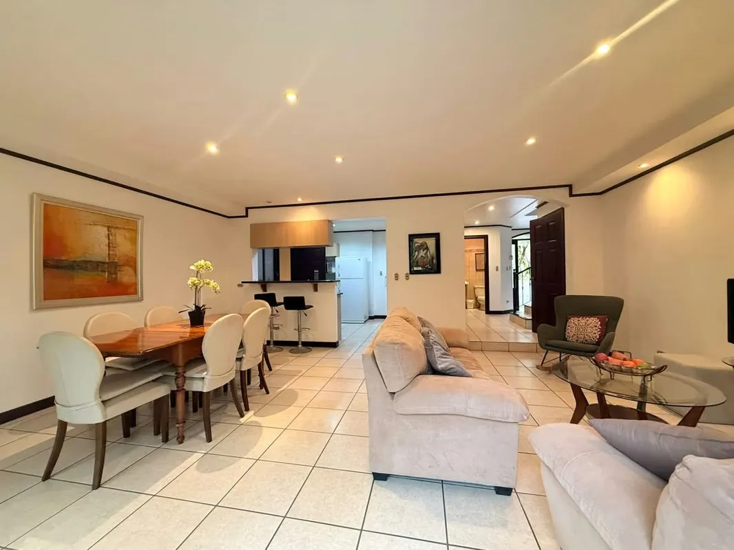 Alquiler de Casa Amueblada en Condominio en San Rafael de Escazú con Jardín y Seguridad 24/7