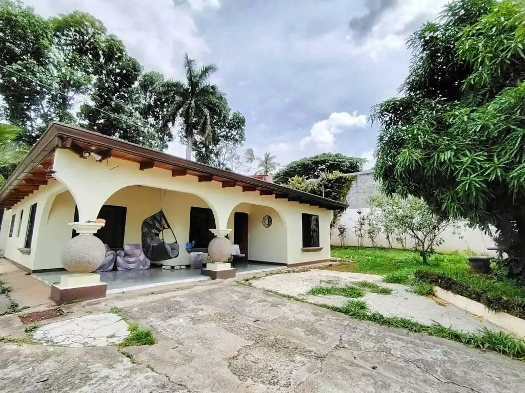 Excelente oportunidad de inversión. La propiedad incluye un terreno adicional con planos individuales, ideal para construir un ...