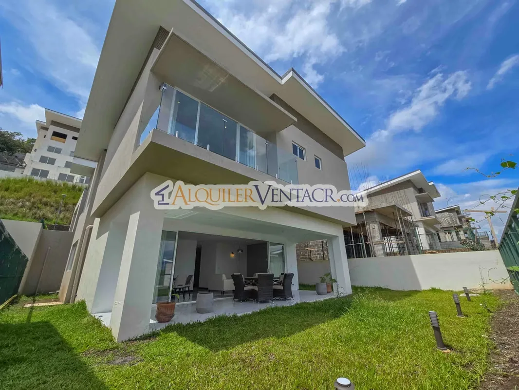 CONDO DE 305 M2 CON 546 M2 DE LOTE EN GUACHIPELIN ESCAZU