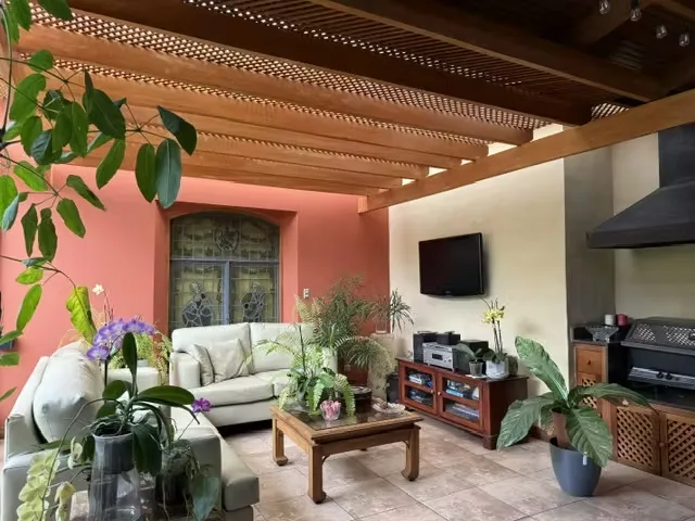 House for sale in the exclusive Los Laureles residential, excellent location.
