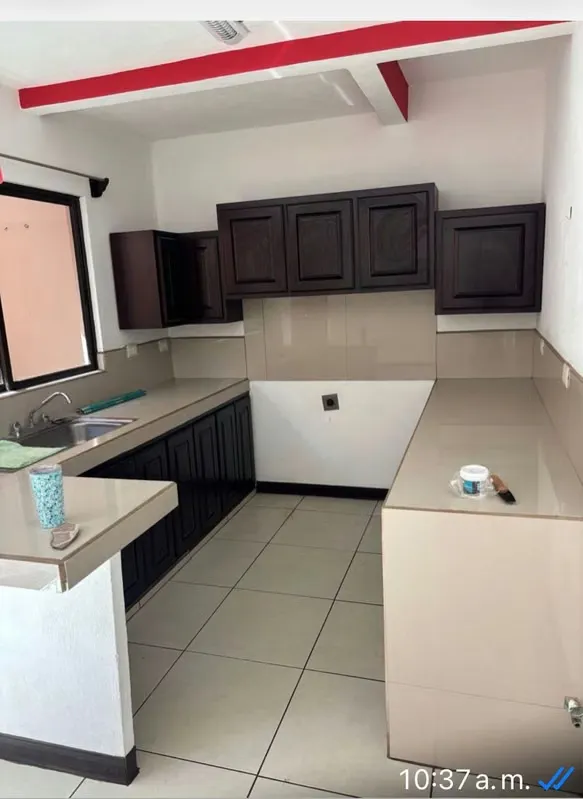 Sala,dos dormitorios ,cocina,garaje con control, cuarto de pilas , patio pequeño en Residencial Fontana Real