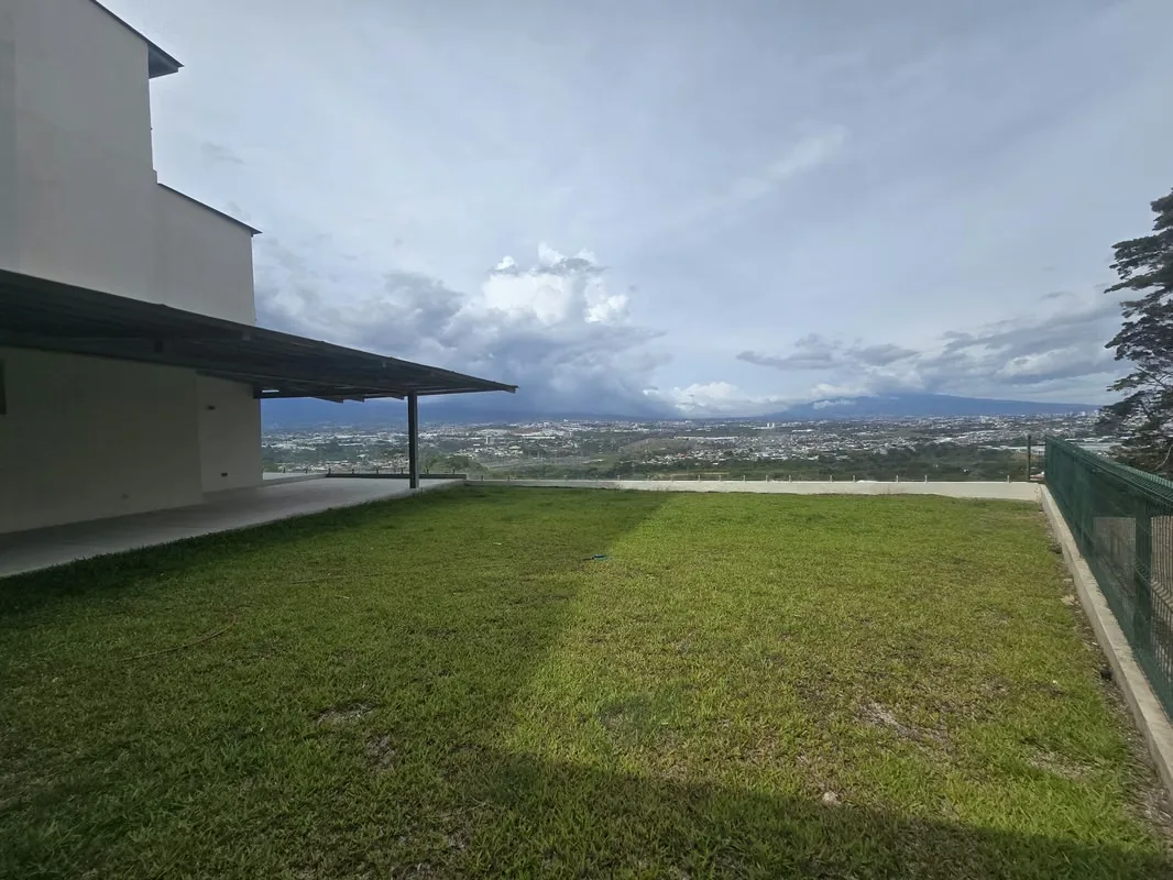 Located in Guachipelín Norte, this elegant house is situated in an exclusive gated community with excellent amenities, ideal for those seeking comfort, privacy, and quality of ... — photo 2