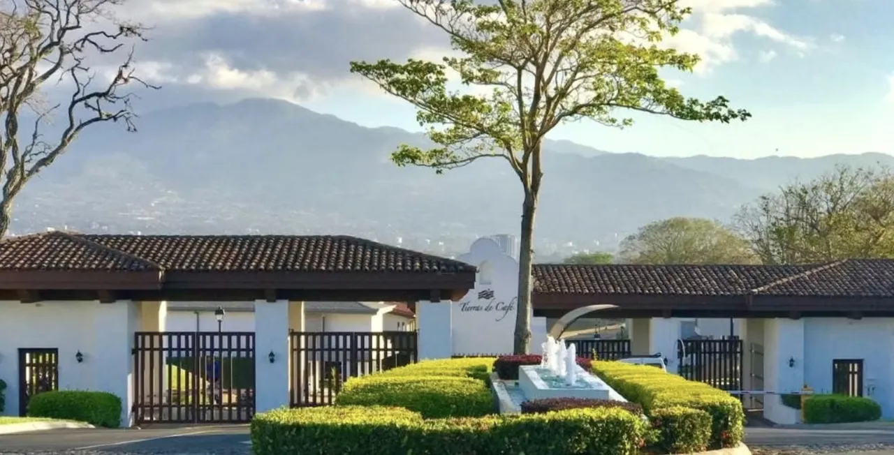 Building lot located within a gated community with 24-hour security. The community features spacious green areas, a clubhouse, a skate park, a tennis court, a gym, a playground, an ...