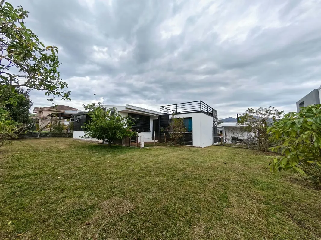 Se vende casa una planta en San Isidro de Heredia.