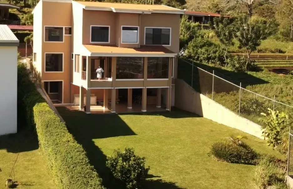 LUJOSA CASA DE MONTAÑA CON VISTAS EN SAN ANTONIO ESCAZU