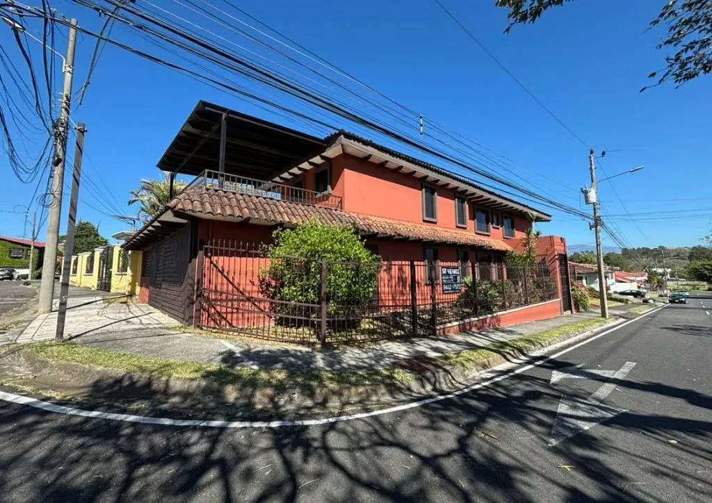 2-storey house located in private residential Forest of Doña Rosa, Heredia.