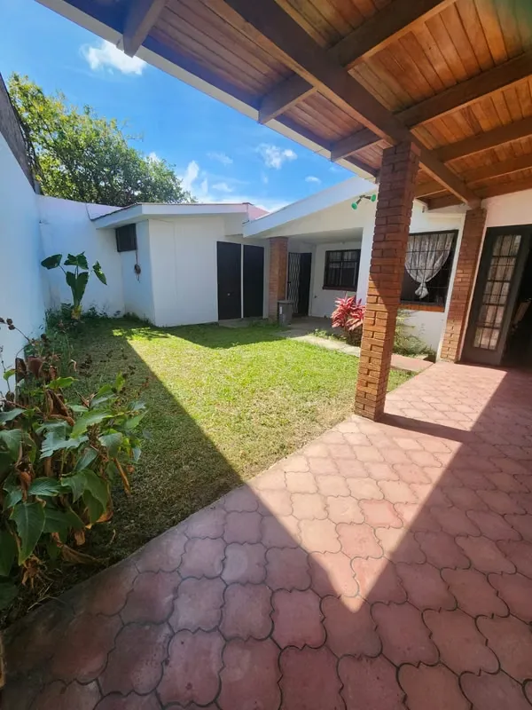 One story house for rent located in Pavas near by McDonalds. Patio and garden