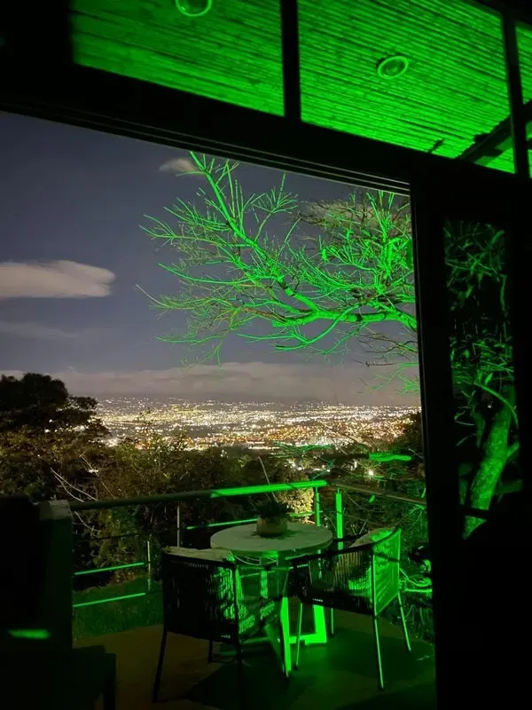 Casa de Diseño con Vistas Panorámicas en Jaboncillos, Escazú