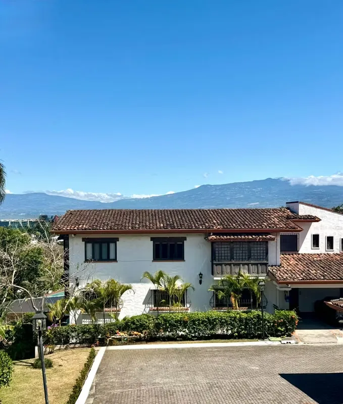 Nice house-style apartment in Escazú, beautiful views of the mountains and volcanoes