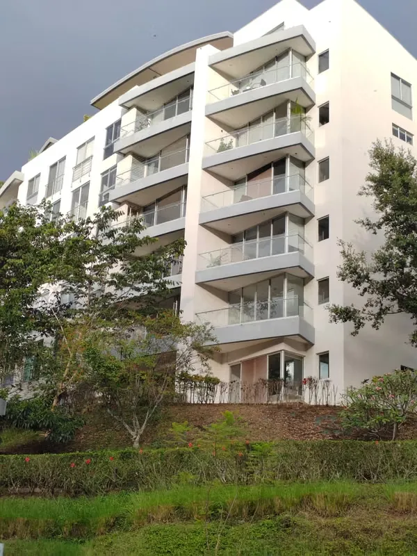Se alquila apartamento totalmente amoblado en el prestigioso condominio Bosques de Escazú, una comunidad sostenible ubicada en una zona alta, con impresionantes vistas a las montañas, ...