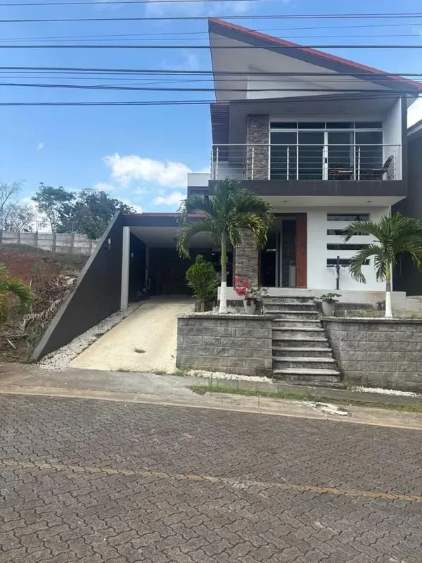 Esta elegante propiedad cuenta con 250 m² de terreno y 232 m² de construcción, diseñada ...