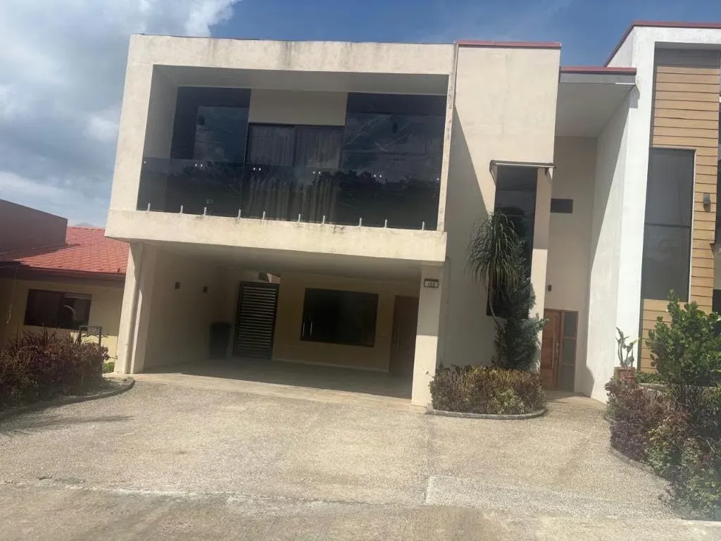 Descubra esta hermosa propiedad de dos niveles, construida en el año 2020, ubicada en el prestigioso Condominio Las Palmas en ...