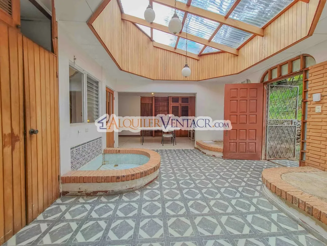 For sale independent house to remodel or develop on one floor in Los Laureles of Escazu, near Multiplaza, it measures a total of 277 m2 of construction and 1,436 m2 of lot, it has 3 ...