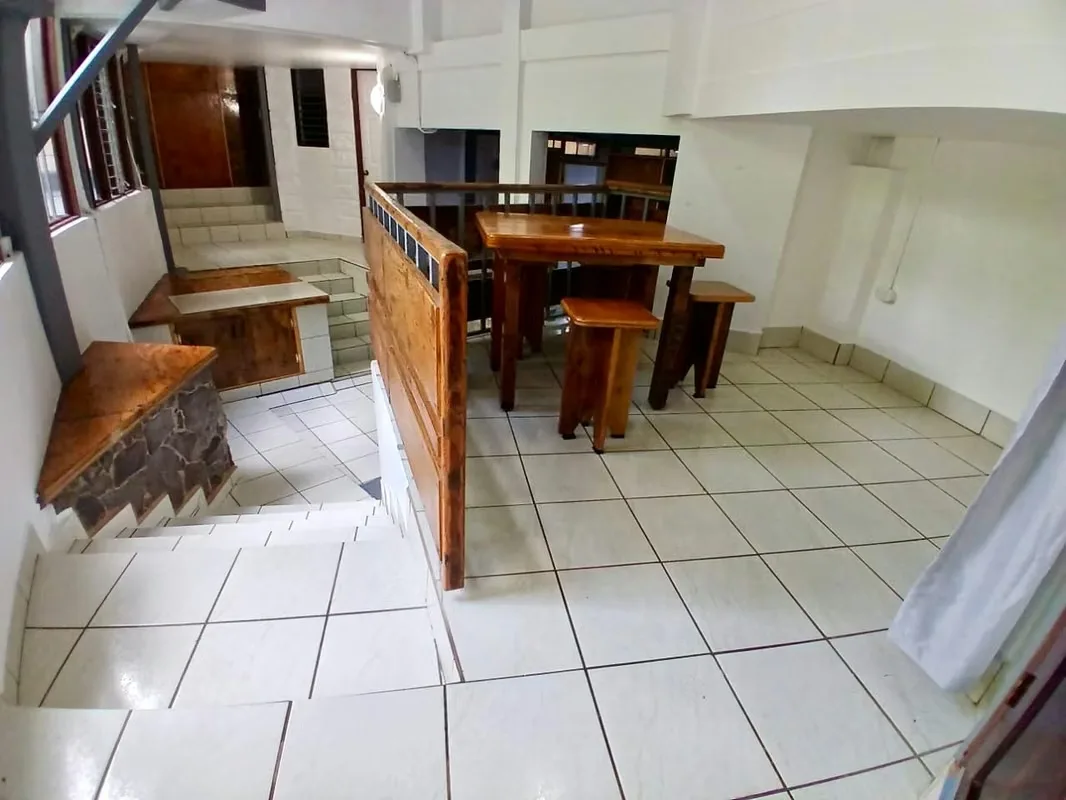 Original fit in front of green area. Just about 1.5km from ULatina, center of San Pedro, etc. — photo 3