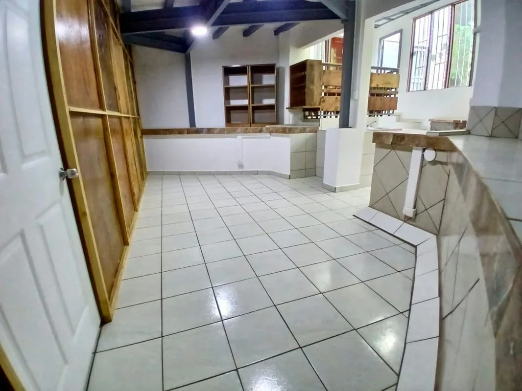 Original fit in front of green area. Just about 1.5km from ULatina, center of San Pedro, etc. — photo 4