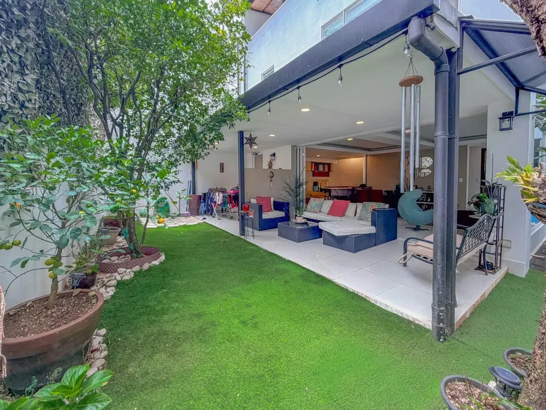 VENTA DE MODERNA CASA DE 3 NIVELES EN PASEO DEL SOL