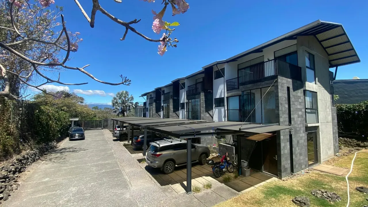 I.G Se vende casa moderna de 03 niveles con hermosa vistas en Piedades