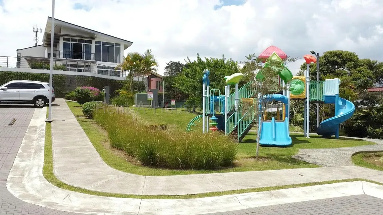 Ubicada en una de las zonas con mayor plusvalía y conveniencia del este de San José, esta hermosa casa en condominio combina privacidad, amplitud y una ubicación estratégica frente ... — photo 2