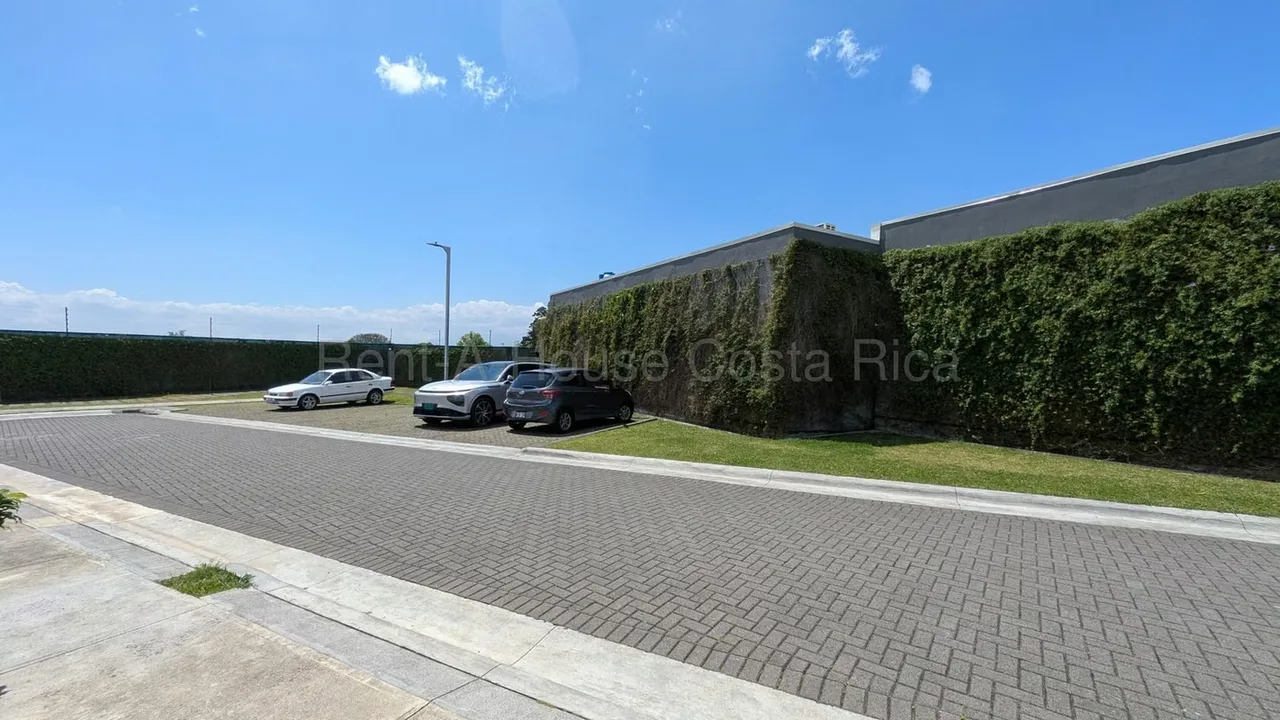 Ubicada en una de las zonas con mayor plusvalía y conveniencia del este de San José, esta hermosa casa en condominio combina privacidad, amplitud y una ubicación estratégica frente ... — photo 3