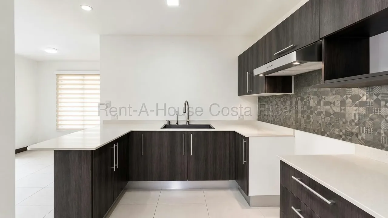 Ubicada en una de las zonas con mayor plusvalía y conveniencia del este de San José, esta hermosa casa en condominio combina privacidad, amplitud y una ubicación estratégica frente ... — photo 5