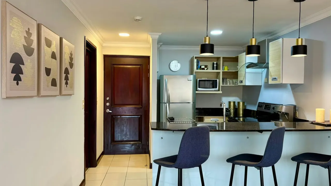 Apartamento Amueblado en Alquiler - Santa Ana - 1 Hab., AC y 1 Parqueo