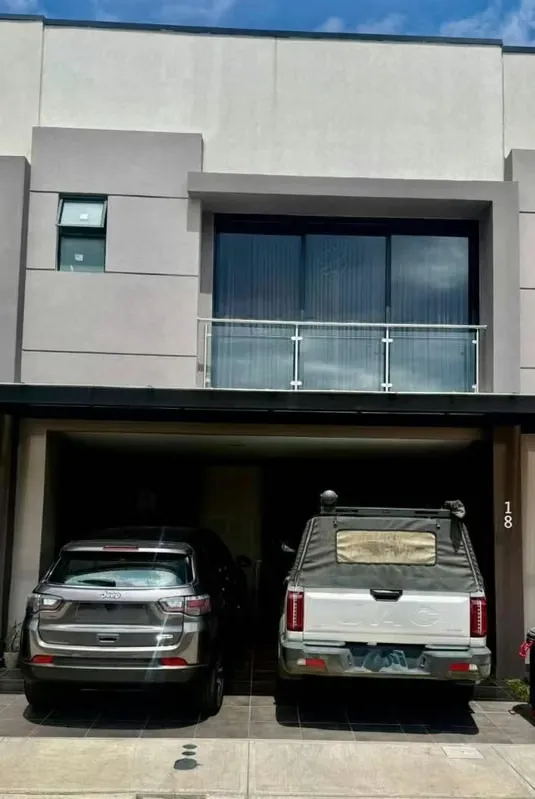 SE VENDE HERMOSA CASA DE DOS PLANTAS en Condominio en Lindora, San José