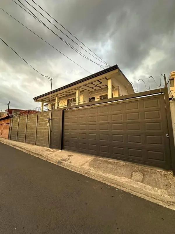 Se Vende Casa de Dos Plantas, Desamparados, Alajuela