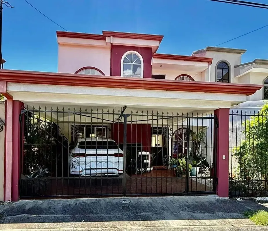 Si buscas una casa amplia, segura y con excelente ubicación, esta propiedad es una gran oportunidad. Ubicada en ...