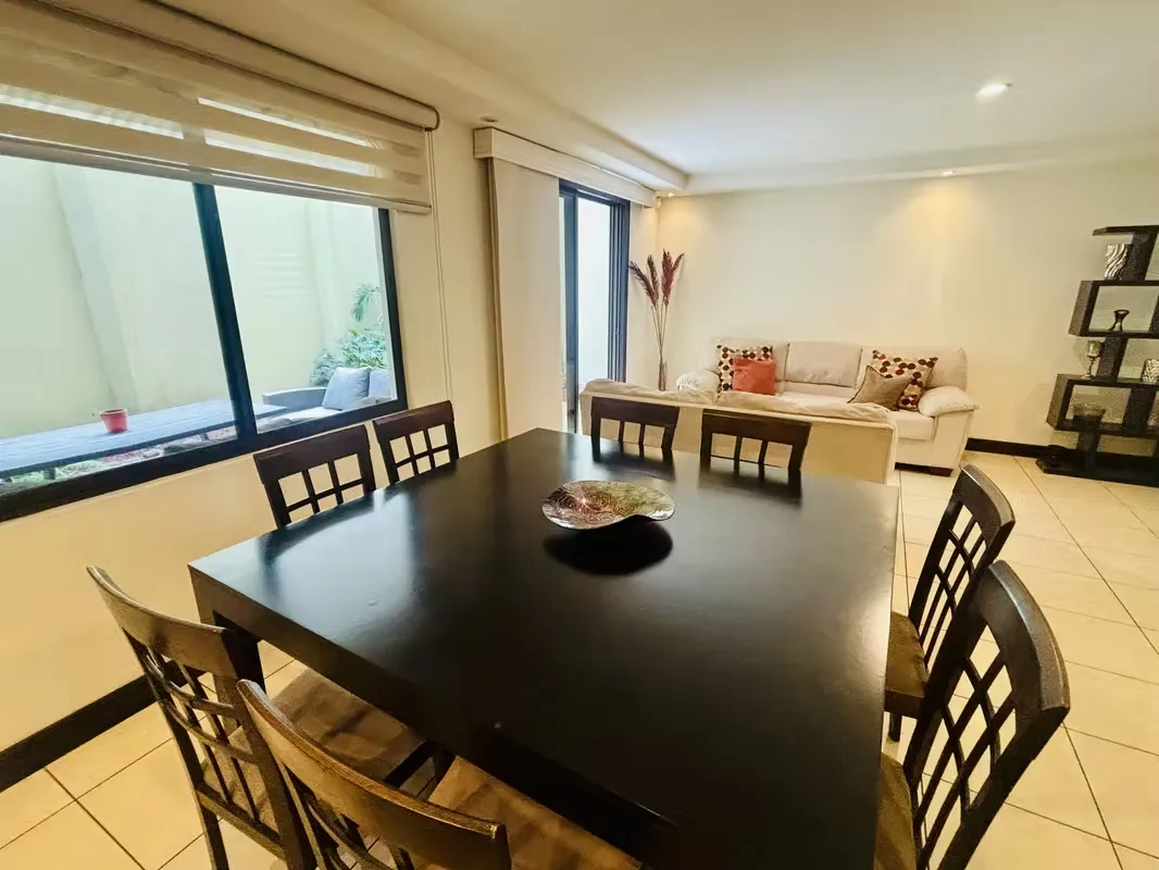 Se alquila casa, con línea blanca o amueblada, en pequeño condominio em Santa Ana centro.