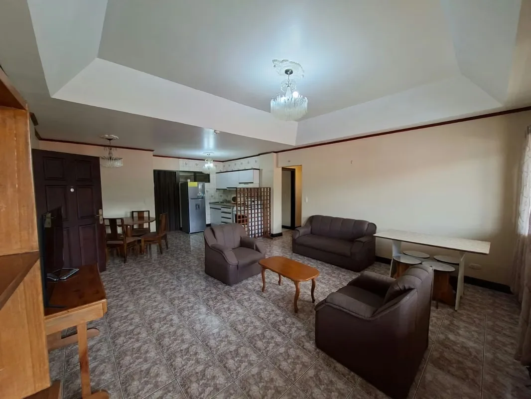 Se alquila cómodo y amplio apartamento totalmente amueblado, ubicado en un edificio de solo 3 niveles, ideal para quienes buscan comodidad, privacidad y una excelente distribución de ...