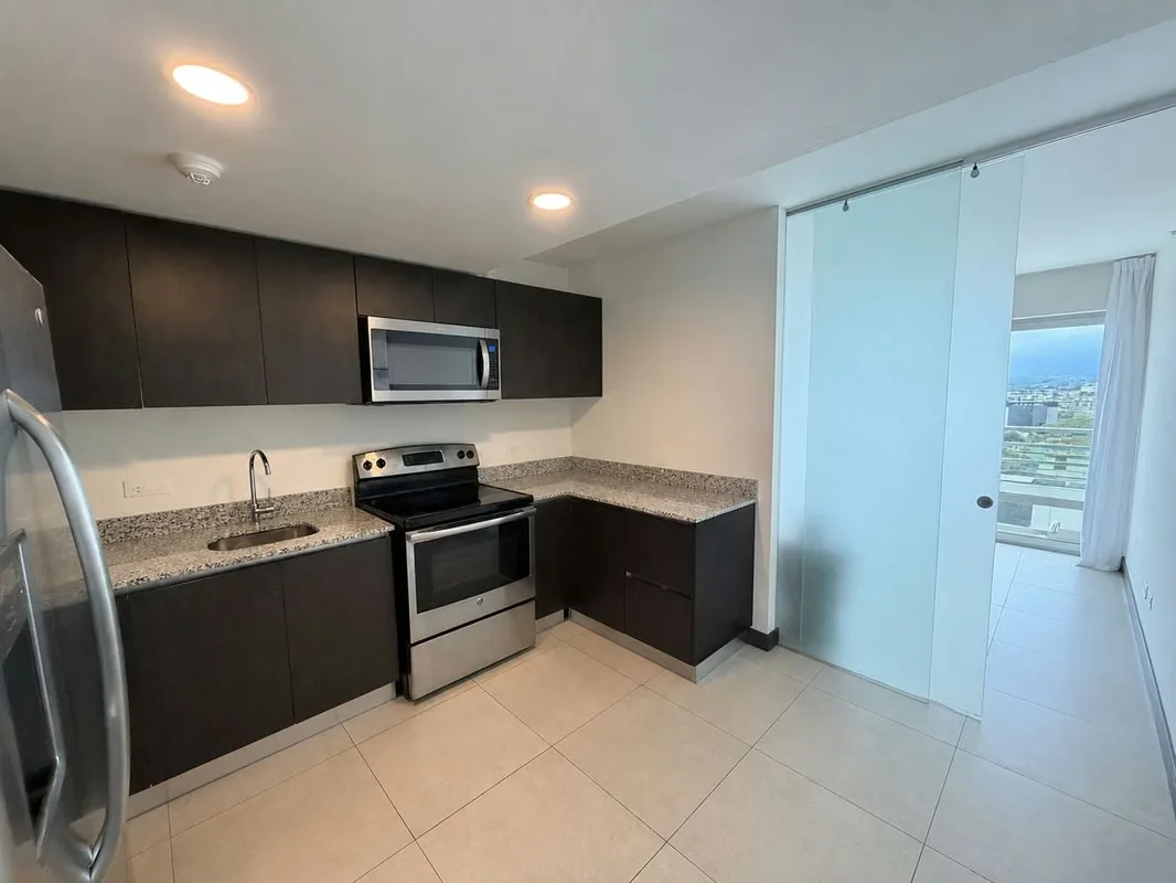 Descubra una excelente oportunidad de inversión o vivienda en Torres Los Yoses, uno de los condominios más exclusivos y demandados del este de San José. Este moderno apartamento, ... — photo 3