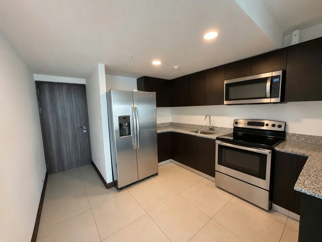 Descubra una excelente oportunidad de inversión o vivienda en Torres Los Yoses, uno de los condominios más exclusivos y demandados del este de San José. Este moderno apartamento, ... — photo 4