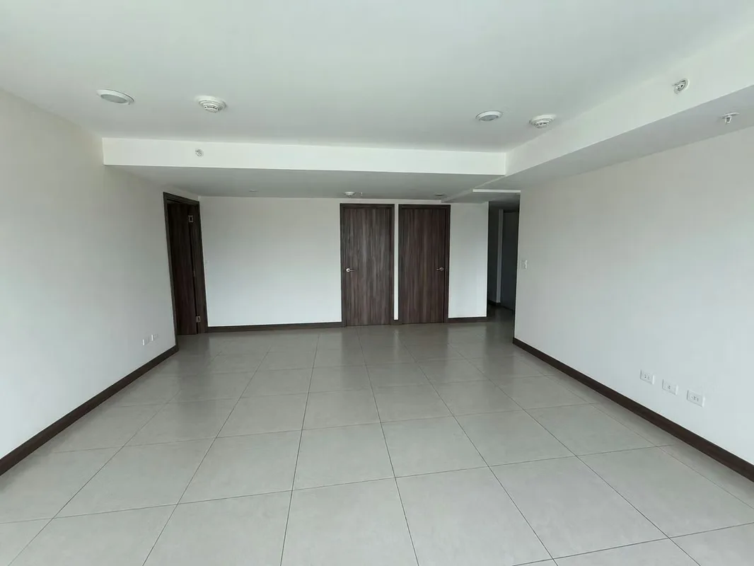 Descubra una excelente oportunidad de inversión o vivienda en Torres Los Yoses, uno de los condominios más exclusivos y demandados del este de San José. Este moderno apartamento, ... — photo 5