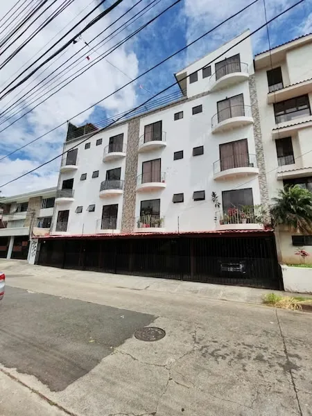 Apartamento en segunda planta: sala, cocina, comedor, 2 habitaciones, 2 baños