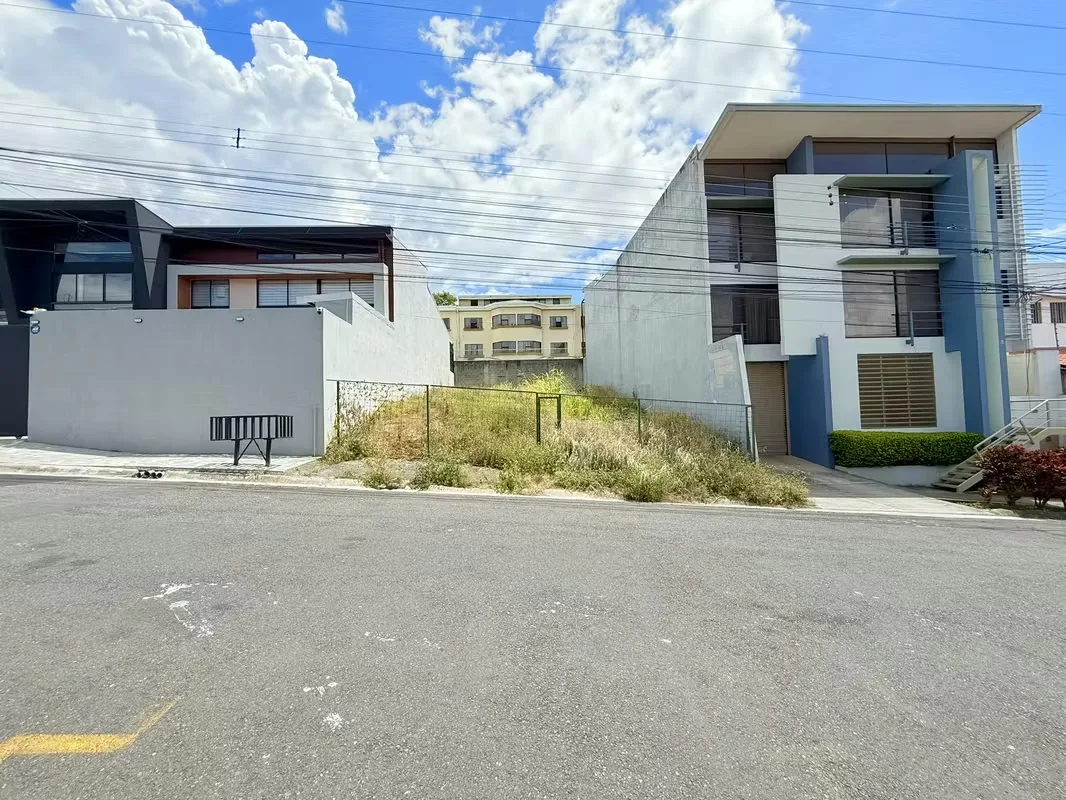 Terreno listo para construir en una zona de alta plusvalía y gran desarrollo en Rohrmoser, uso de suelo residencial mixto en Distrito 9: Pavas Cantón: Central San José, se trata de ...