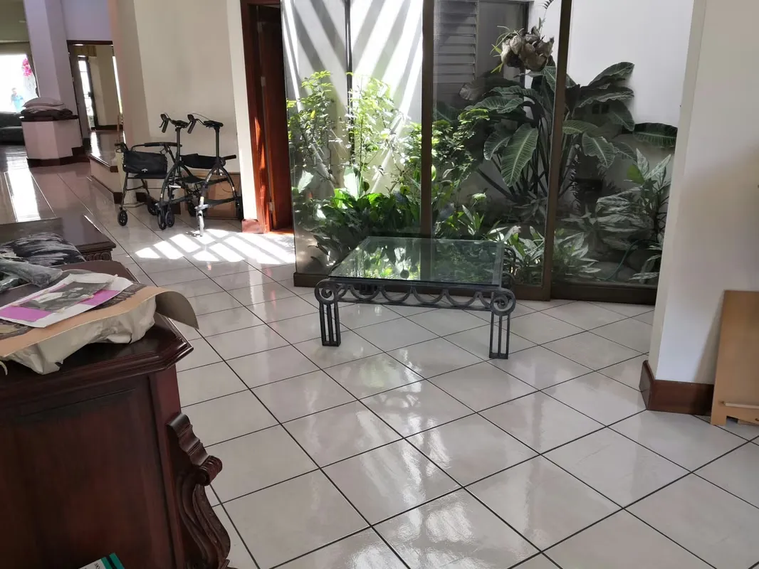 Sala, comedor, cocina, cuarto de pilas, 2 cuartos de servicio, oficina, baño de visitas, 2 parqueos, terraza, jardín, 3 habitaciones, 2 baños.