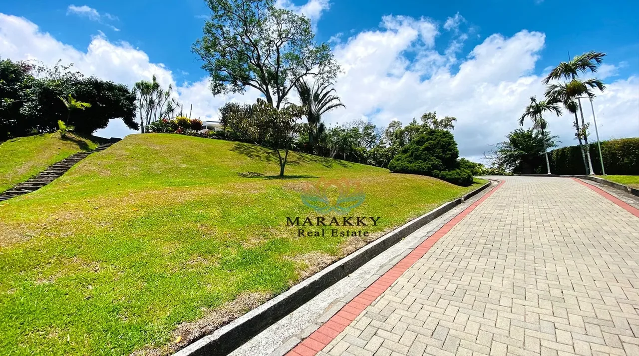 Cuenta con un tamaño de 525 mts2 y un lote de 3,390 mts2, rodeada de jardines. — photo 2