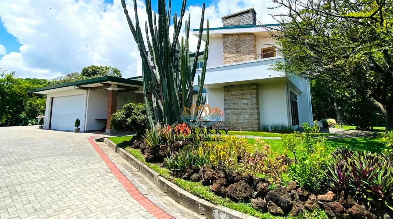Cuenta con un tamaño de 525 mts2 y un lote de 3,390 mts2, rodeada de jardines. — photo 3