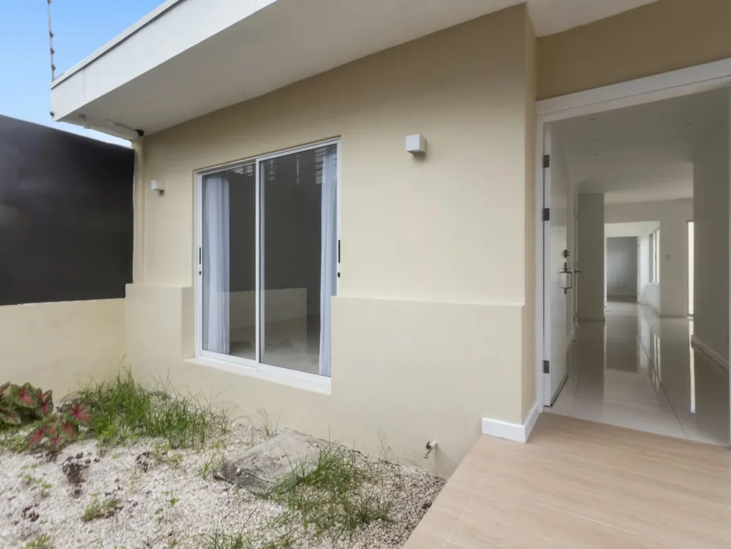 Hermosa casa de un nivel, completamente renovada, ubicada en Francisco Peralta, una zona estratégica de San José, ideal para vivienda, oficinas, consultorios, academia, centro de ... — photo 2