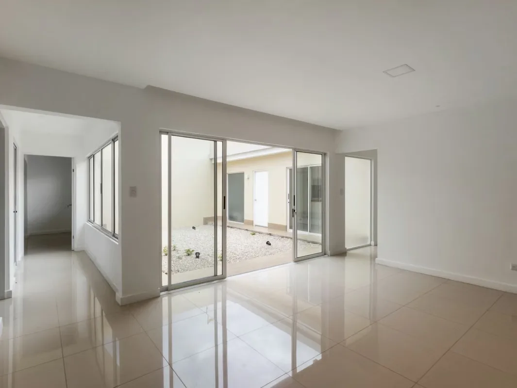 Hermosa casa de un nivel, completamente renovada, ubicada en Francisco Peralta, una zona estratégica de San José, ideal para vivienda, oficinas, consultorios, academia, centro de ... — photo 3