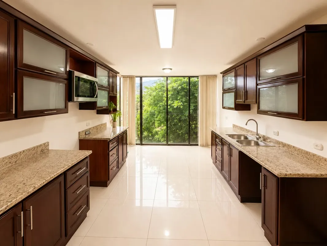Amplio apartamento ubicado en Altos de Marbella, Escazú, con excelente distribución, espacios cómodos y amenidades ideales para ...