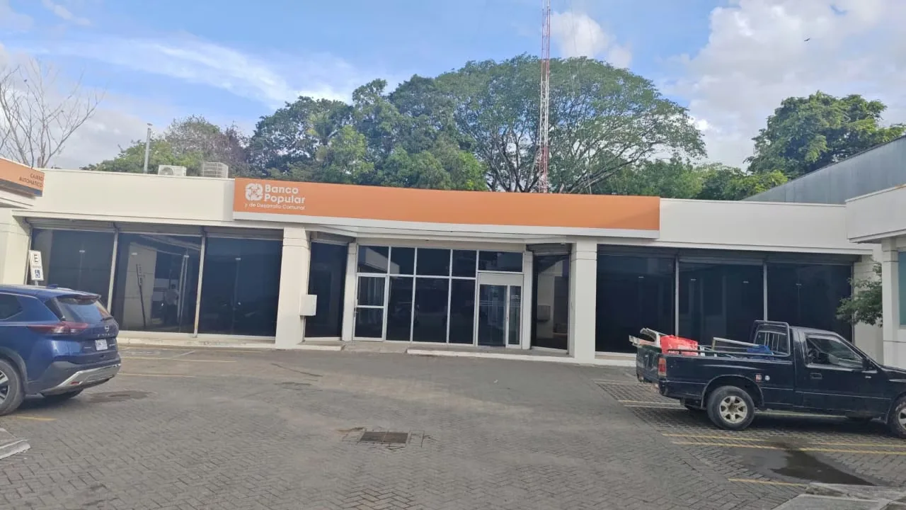 Premium Commercial place where the People's Bank was located for more than 17 years, available for rent / hire from September 1. Excellent location, in the pure Huacas cross in front of ... — photo 2